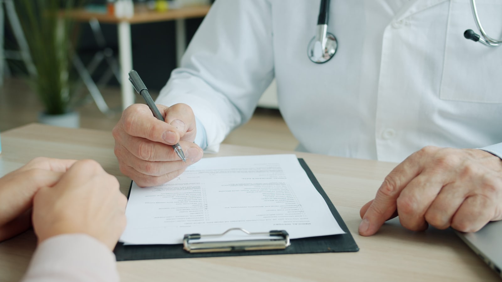 Consultation médicale calme, lumière claire