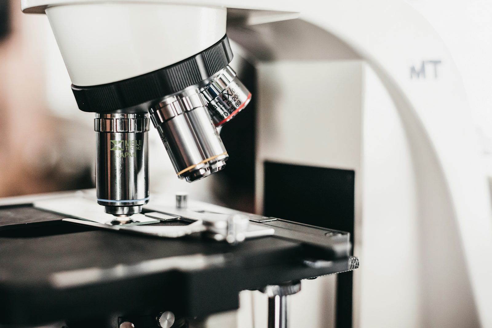 Laboratoire de fertilité, geste précis et posé